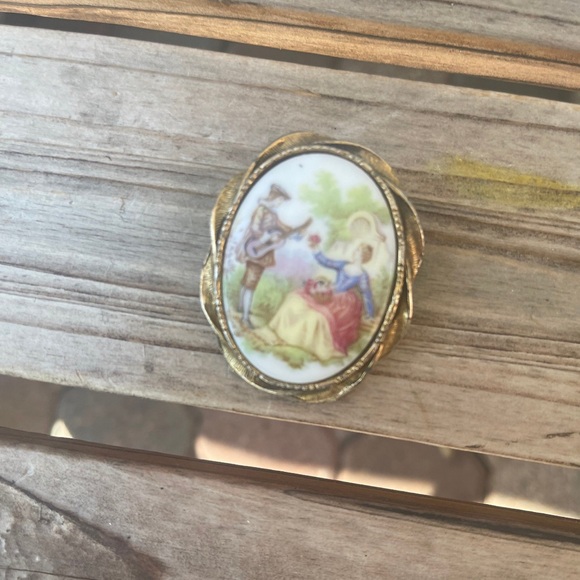 Sale‼️ Brooch Vintage  -France Hand-Painted Porcelain of "The Queen" - Picture 3 of 5